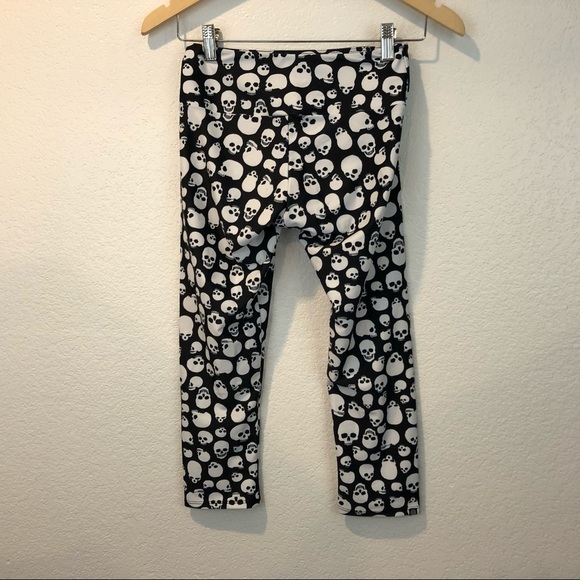 Onzie Skull Print High Basic Capri Leggings - Picture 9 of 16